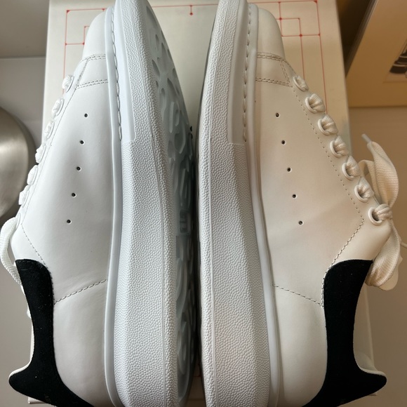Alexander McQueen Oversized Women’s Sneaker - Picture 4 of 6